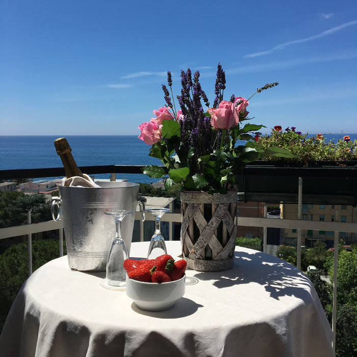 Hotel Lavagna camera con vista mare e piscina